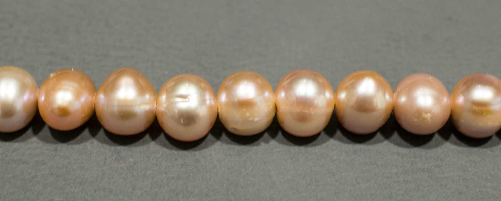 Perlenstrang Lachsrosa rund mit hohem Lüster in 8-9 mm